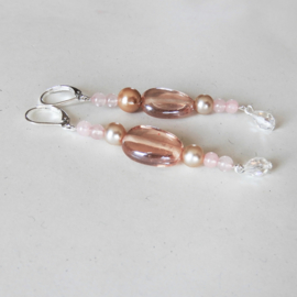 Roze oorbellen van oud glas, rozenkwarts en parelkralen met een kristallen hangertje (8 cm lang)