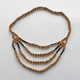 Ketting van beschilderde houten kralen (wijdte om de hals = 58 cm)