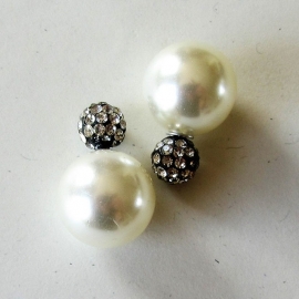 Double dots oorbellen / witte parel met zilverkleurige strass
