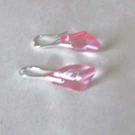Roze kristal aan verzilverde haken