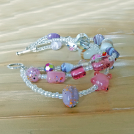 Armband met 3 strengen van roze en witte glaskralen (19 cm lang)