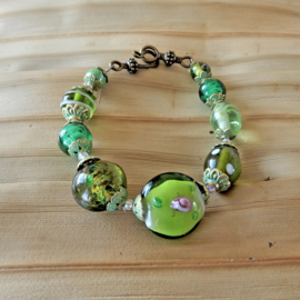 Armband van groen Murano-glas en bronzen eindkapjes (21 cm lang)