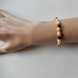 Armband van oranje en zwarte zoetwaterparels (17,5 cm)