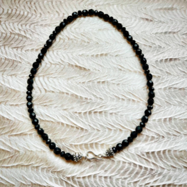 NIEUW: Halsketting van gitten en zwart kristal met een slot van zilver (44 cm lang)