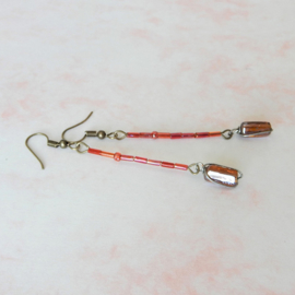 Oorbellen van rode glasstaafjes en hanger van glas in draad gewikkeld (7,5 cm lang)