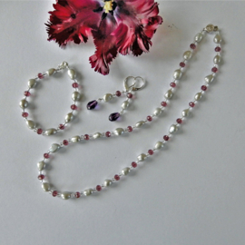 Ketting + armband + oorbellen van grote grijze zoetwaterparels met aubergine kristal (51 en 18,5 cm lang)