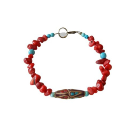 Armband van oud rood koraal, turkoois en een Tibetaanse kraal (20,5 cm lang)