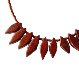 Ketting van rood-bruin hout met glaskraaltjes (41 cm lang)