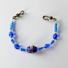 Armband van blauwe glaskralen en Muranoglas  (20 cm lang)