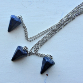 Lapis lazuli kegel aan een zilverkleurige ketting