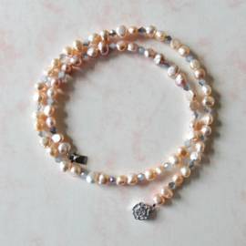 Ketting + armband + oorbellen van roze zoetwaterparels met grijs kristal en zilveren sloten en haakjes