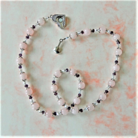 Ketting + armband + oorbellen van rozenkwarts en kristal (49 en 18 cm lang)