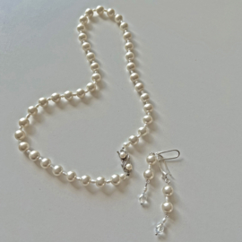 Ketting + oorbellen van witte glasparels met zoetwaterrijstpareltjes en antiek zilveren slot (47 cm lang)