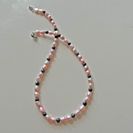 Halsketting + oorbellen van roze en zwarte zoetwaterparels (47 cm lang)