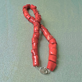 Halsketting van rood bamboekoraal met slot van sterling zilver (48 cm lang)