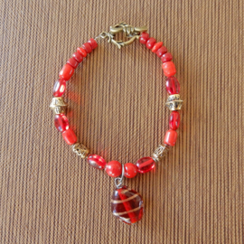 Armband van rood glas en brons met glashanger  (18,5 cm lang)