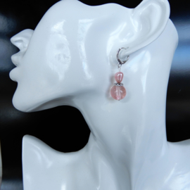 Roze kristal met zoetwaterparel aan zilveren ringen