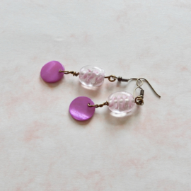 Oorbellen van helder glas met een beetje roze en lila parelmoer (6 cm lang)