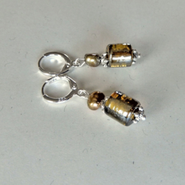 Goudkleurige glaskraal met zoetwaterparel aan zilveren ringen