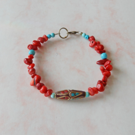 Armband van oud rood koraal, turkoois en een Tibetaanse kraal (20,5 cm lang)