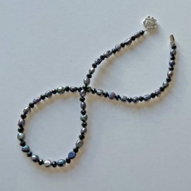 Ketting van zwarte zoetwaterparels met blauwzwarte kristallen (56 cm lang)