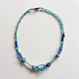 Halsketting van blauwe glaskralen en keramiek