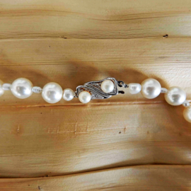 Ketting + oorbellen van witte glasparels met zoetwaterrijstpareltjes en antiek zilveren slot (47 cm lang)