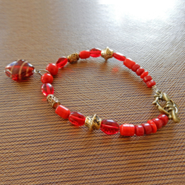 Armband van rood glas en brons met glashanger  (18,5 cm lang)