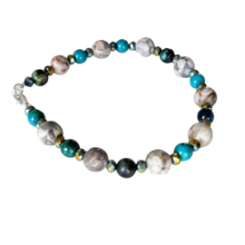 Armband van grijze natuursteen met chrysocolla en kristal (21,5 cm)