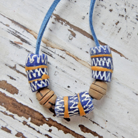 Suède halsband met 3 handgemaakte Afrikaanse kralen en hout |(54 cm lang)