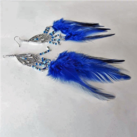 Koningsblauwe veren aan een zilverkleurige hanger (ongeveer 15 cm lang)