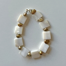 Ketting + armband van grote stukken parelmoer en goudkleurige zoetwaterparels (45 en 18 cm lang)