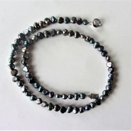 Halsketting van zwarte zoetwaterparels met een schuifslotje van zilver (45 cm)
