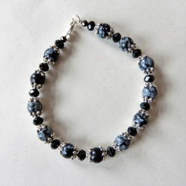 Armband van grijze natuursteen met lichtblauwe kristalletjes (19 cm)