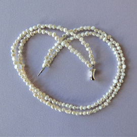 Halsketting met dubbel snoer van kleine witte zoetwaterparels en een slot van sterling zilver (45 cm lang)