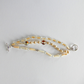 Armband met 3 strengen van parelmoer, schelp- en glaskralen (18,5 cm lang)