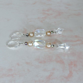 Grote kristallen met parelkralen aan zilveren sierhaken (7,5 cm lang)