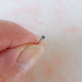 Neusstud van chirurgisch staal met groene opaal (0,8 mm / bolletje = 2 mm)