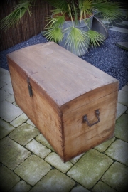 Zeer grote oude houten dekenkist