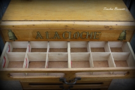 Frans "A LA CLOCHE" fourniturenkastje/garenkastje