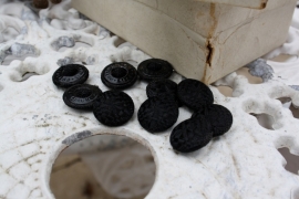 Doosje antieke zwart satijnen stofknoopjes