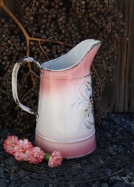 Gedecoreerd roze emaille schenkkannetje