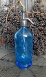 Brocante oude blauwe spuitfles
