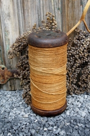Grote oude houten klos met touw
