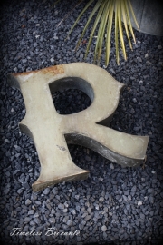 Vintage industriële zinken gevelletter "R"