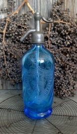 Brocante oude blauwe spuitfles