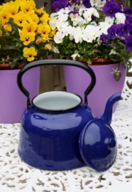 Donkerblauwe emaille waterketel