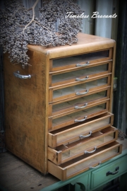 Oud houten fourniturenkast/garenkast
