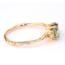 Ring Nalda met grote groene diamant