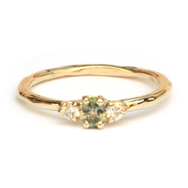 Licht grillige ring met groene saffier en twee diamanten